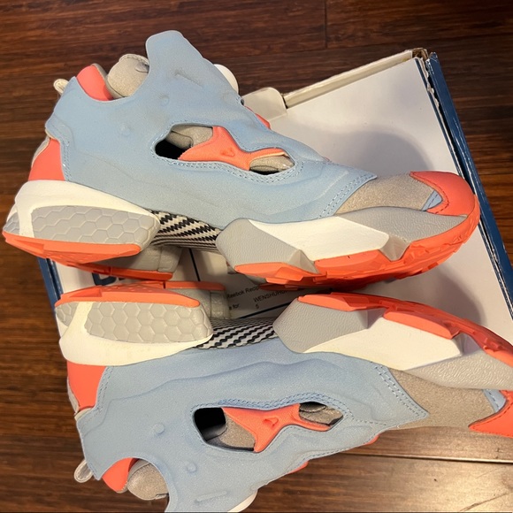 Brand new customized Reebok sneaker. Size5 - Picture 5 of 8